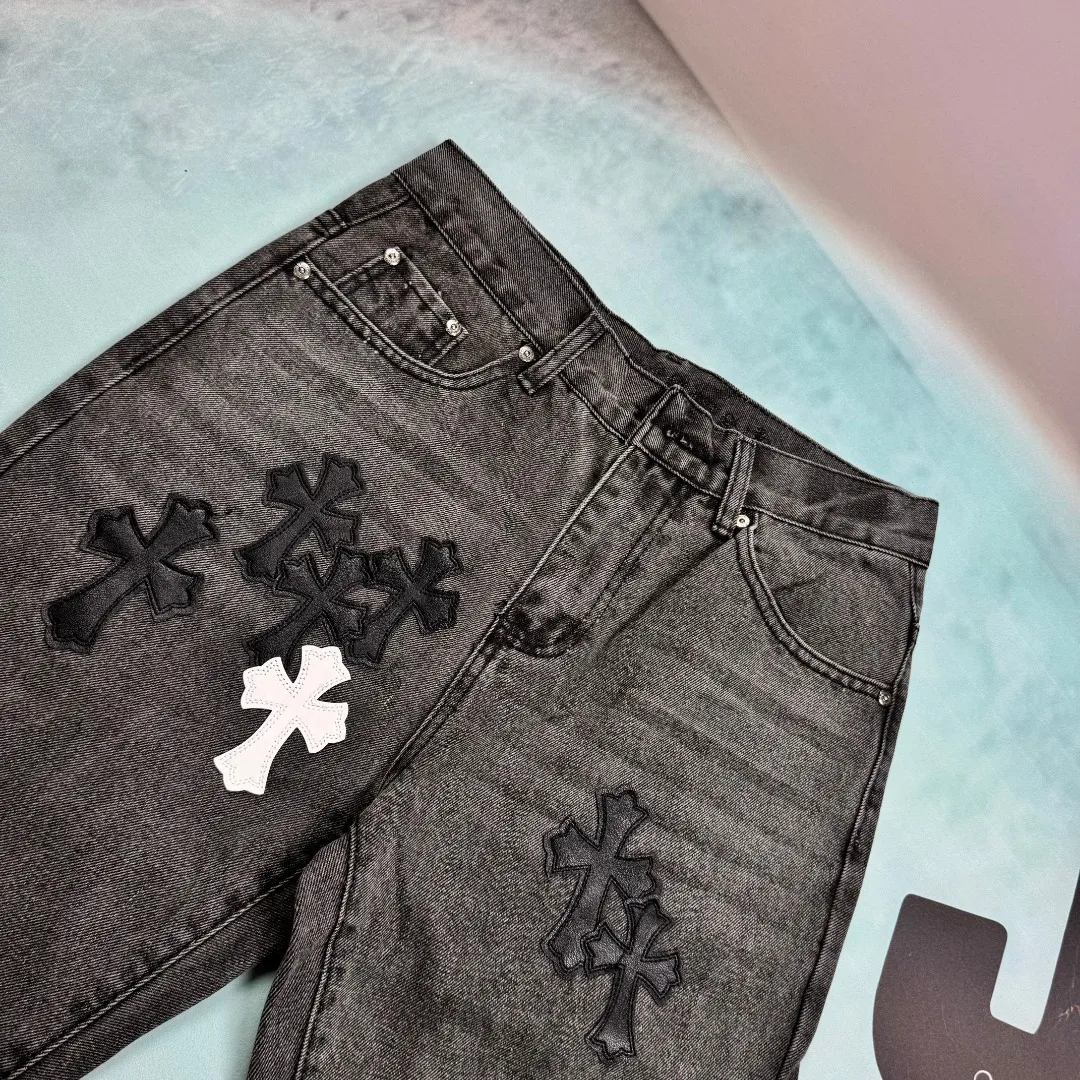 🅿️290 🔘Style No.-KL108 🔘Cro Heart𝐂𝐡𝐫𝐨𝐦𝐞 𝐇𝐞𝐚𝐫𝐭 24SS VIP customer-ordered black and white leather patchwork flame jeans* shocking debut! High-quality fabric: Selected beaded canvas fabric has undergone heavy industrial washing. It not only shows the texture of the upper body, but also is soft and skin-friendly, with excellent breathability, bringing all-day comfort. Ingenious version: The whole trousers adopt three-dimensional cutting technology, and the trousers are crisp and suitable for different body types. Gender-free design, both boys and girls can easily control it and stay at the forefront of fashion. Exquisite craftsmanship: The hardware is strictly customized according to the original version, with customized small leather labels, and every detail reveals the care. Full marks for details: the overall wiring is neat and the craftsmanship is exquisite, which not only retains the simple and elegant design style, but also highlights the quality.  Size: S M L XL XXL (28.30.32.34.36) Color: Black